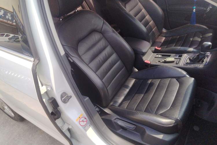 Used Volkswagen Golf 2014 1.4TSI Automatic Luxury Model Right Front Seat