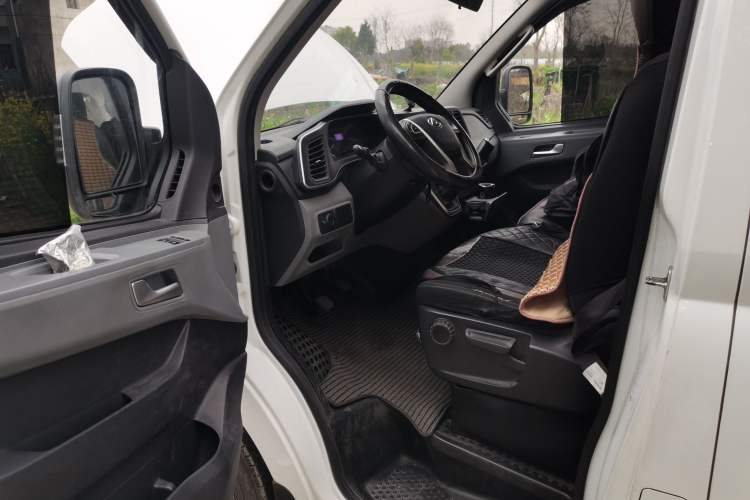 Used SAIC MAXUS Xintu V80 2024 Aotong Value Edition 6MT Long-Wheelbase Mid-Roof Model with 127 Ps Available in 6/7/8/9-Seater Configurations Driver Seat