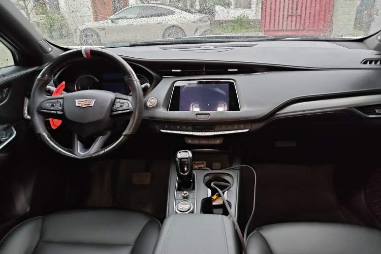 Used Cadillac XT4 2018 28T Two-Wheel Drive Leading Version Center Console