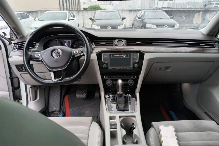 Used Volkswagen Magotan 2017 380TSI DSG Luxury Model Center Console