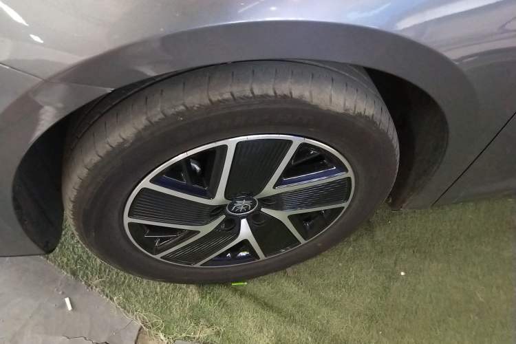 Used BYD Qin L 2024 DM-i 120KM Beyond Model Left Front Wheel Hub