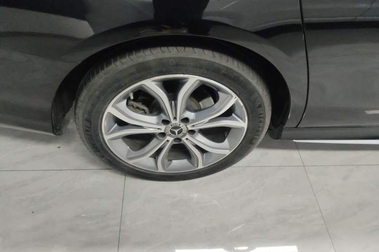 Used Mercedes-Benz E-Class 2020 Restyled E 300 L Sporty and Stylish Edition Right Rear Wheel Hub