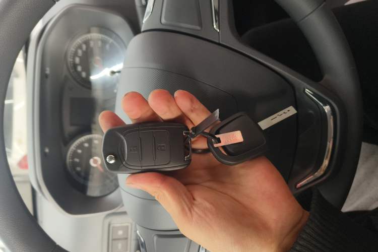 Used Wuling Yangguang 2025 Model 310KM Bus Edition—Customized by CATL