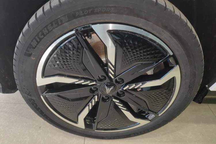 Used VOYAH PASSION 2023 Four-Wheel Drive Flagship Edition Right Rear Wheel Hub