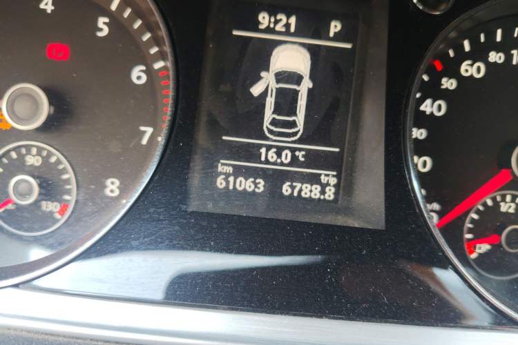 Used Volkswagen Magotan 2013 1.8TSI Premier Model Odometer Close Up