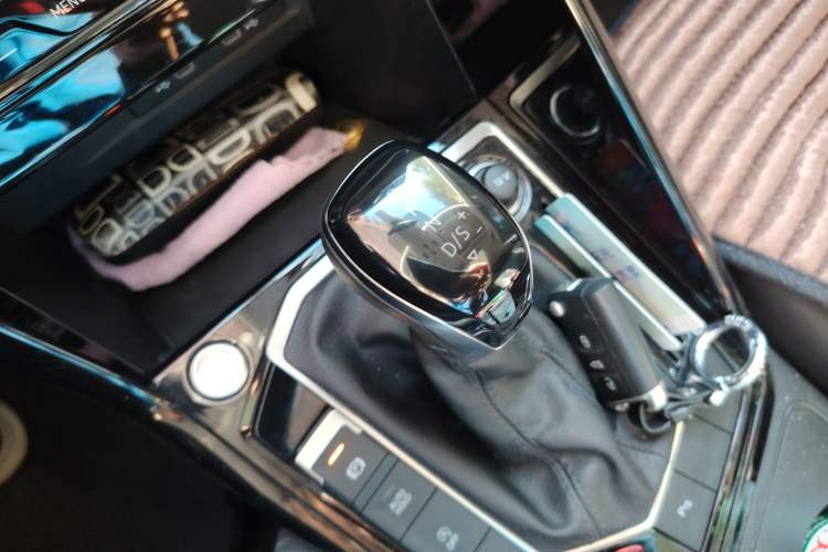 Used Volkswagen Tayron 2023 300TSI Two-Wheel-Drive Luxury Plus Advanced Edition Gear Lever