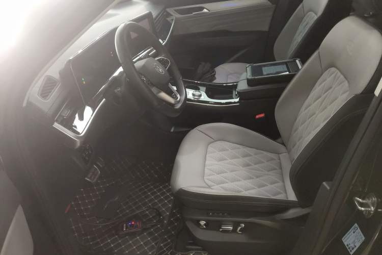 Used Volkswagen Tavendor 2024 380TSI All-Wheel Drive R-Line Cruise Edition Left Front Seat