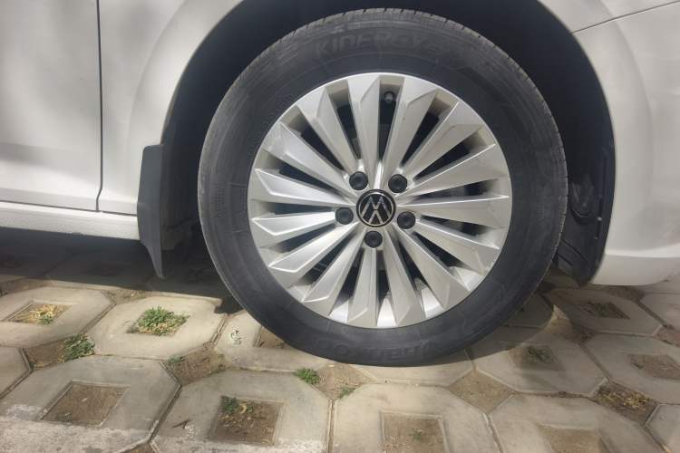 Used Volkswagen Lavida 2021 1.5L Automatic Comfort Edition Right Front Wheel Hub