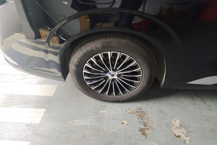Used Denza D9 2024 DM-i 1050 Luxury Model Right Rear Wheel Hub