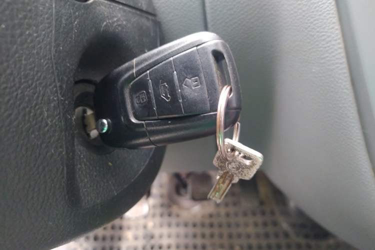 Used SAIC MAXUS Xintu V80 2021 2.0T Manual Classic City Delivery King Short Wheelbase Mid-Roof Design 3 Seats