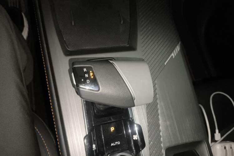 Used CHANGAN OSHAN Z6 2023 Blue Whale 1.5T DCT Smart Edition Gear Lever