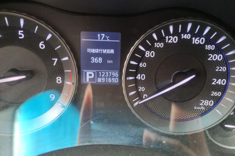 Used Infiniti Q70 2013 Q70L 2.5L Comfort Edition Odometer Close Up