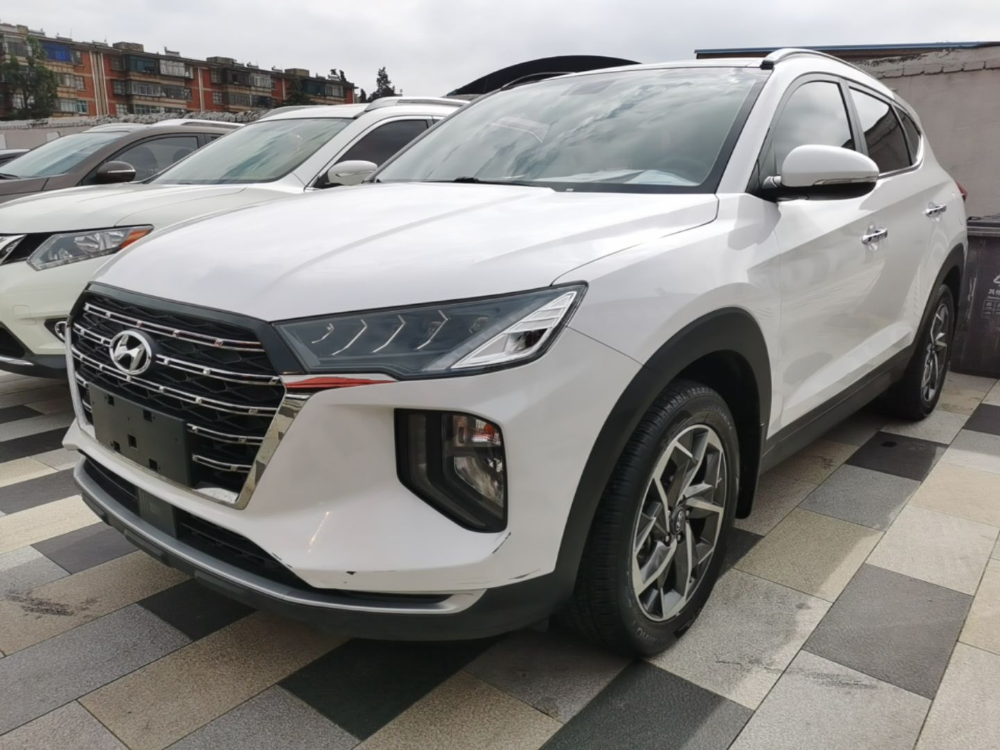 Под передней частью автомобиля