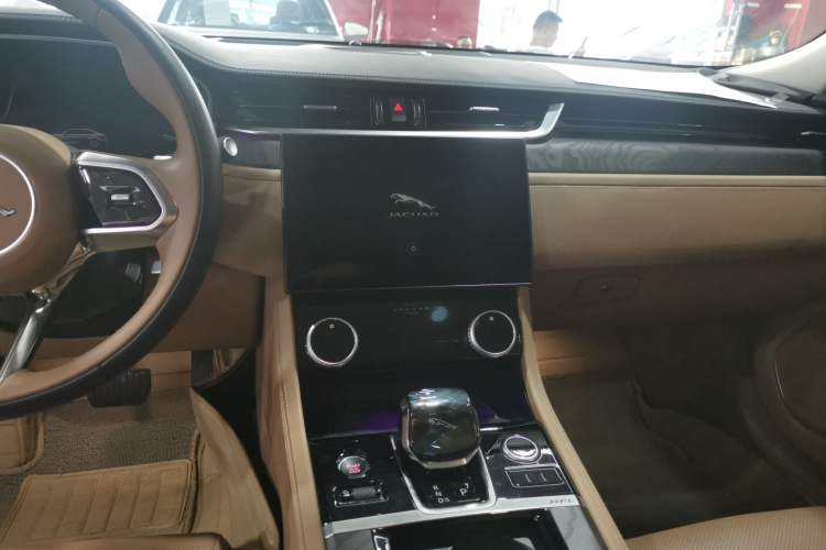 Used Jaguar XFL 2024 2.0T P250 Two-Wheel Drive Prestige Luxury Edition Audio And AC Panel