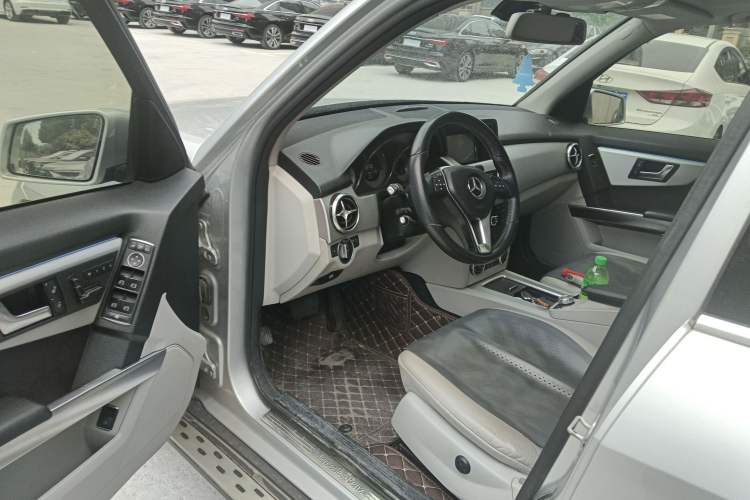 Used Mercedes-Benz GLK-Class 2013 GLK 300 4MATIC Dynamic Sunroof Model