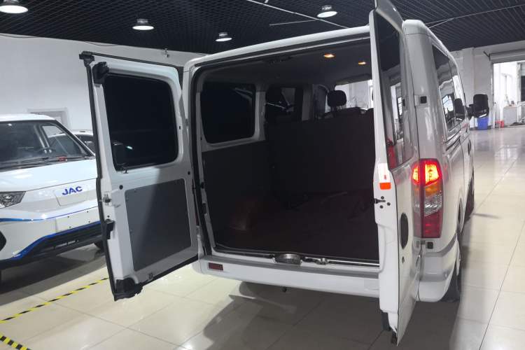 Used SAIC MAXUS Xintu V80 2021 2.0T PLUS AMT City Edition Short Wheelbase Ultra-Low Roof 5/6-Seater
