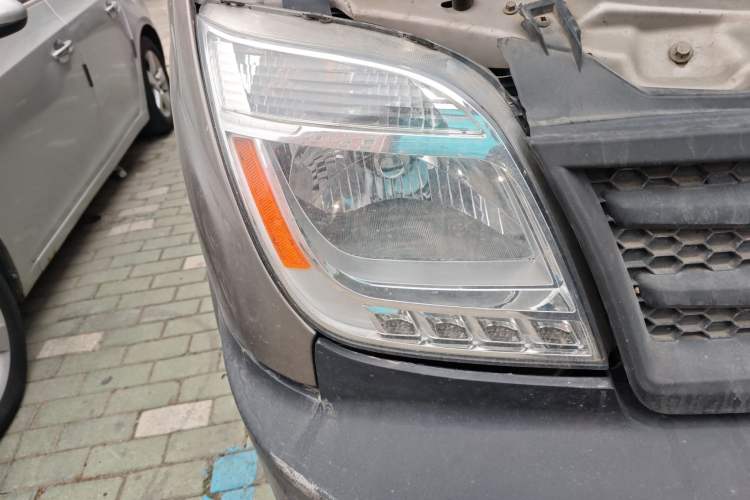 Used SAIC MAXUS Xintu V80 2017 2.5T AMT Aoyuntong National V Long Wheelbase Mid-Roof Design 6–10 Seats