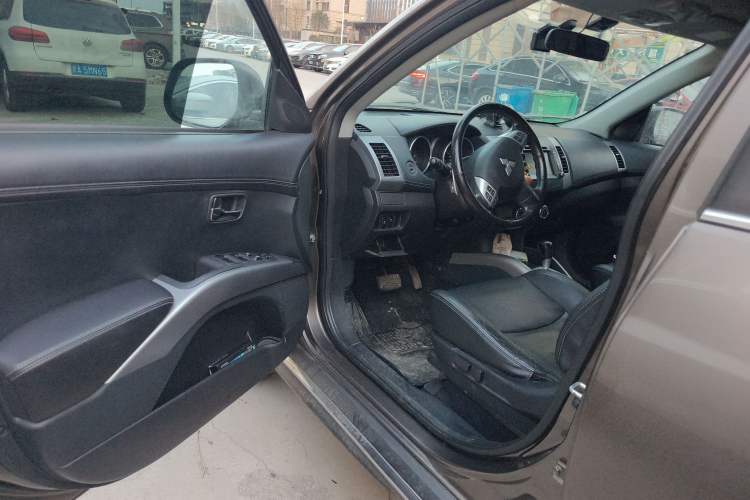 Used Mitsubishi Outlander 2012 Kicks 2.4 Fashion Navigation Edition
