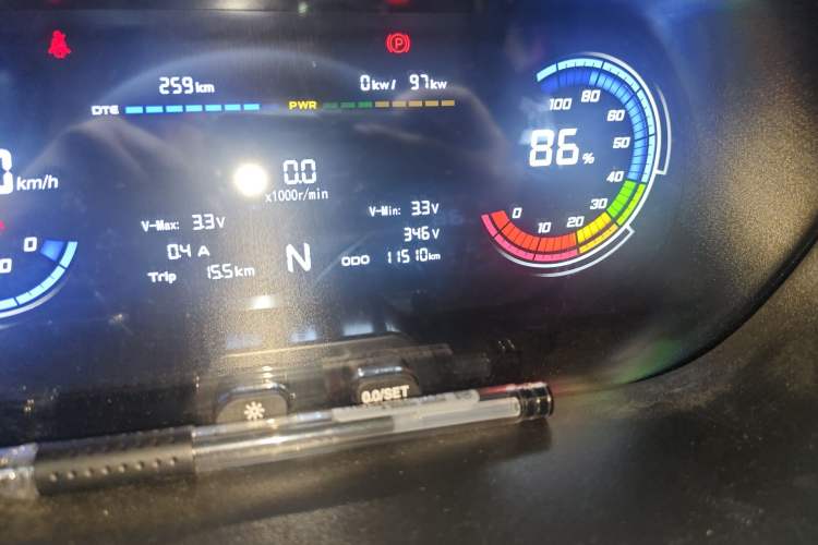 Used CHANGAN KAICHENG Ruixing EM60 2025 Passenger Version Comfort Edition 6 Seats 300 km Range Side-Hinged Doors Odometer Close Up