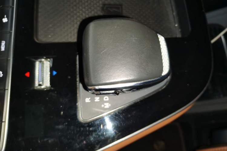 Used Hongqi HQ9 2023 2.0T Smart Connect Flagship Edition Gear Lever