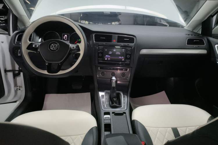 Used Volkswagen Golf 2018 230TSI Automatic Comfort Model Audio And AC Panel