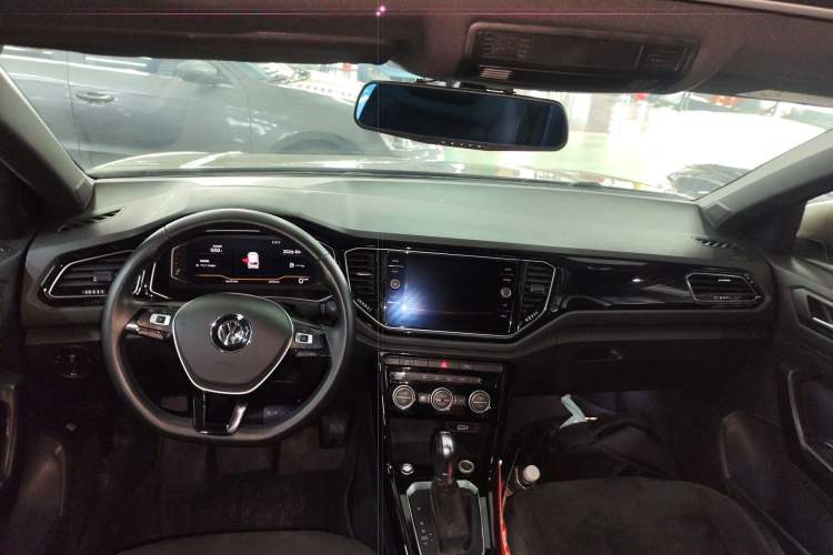 Used Volkswagen T-ROC 2018 280TSI DSG Two-Wheel Drive Luxury Version China VI Standard Center Console