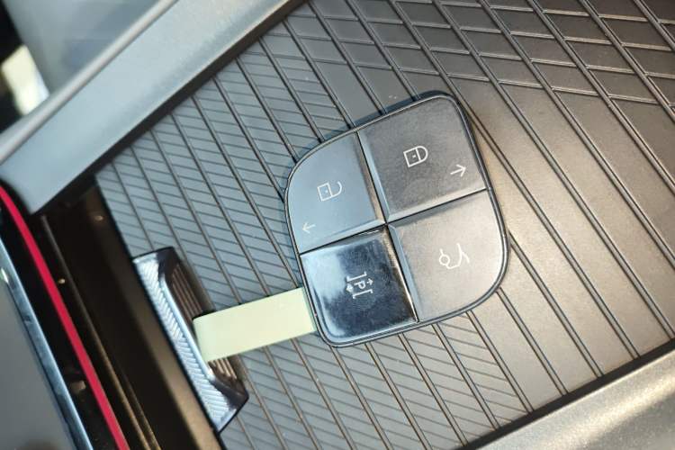 Used Lynk & Co 08 EM-P 2025 220 km All-Wheel-Drive Performance Halo