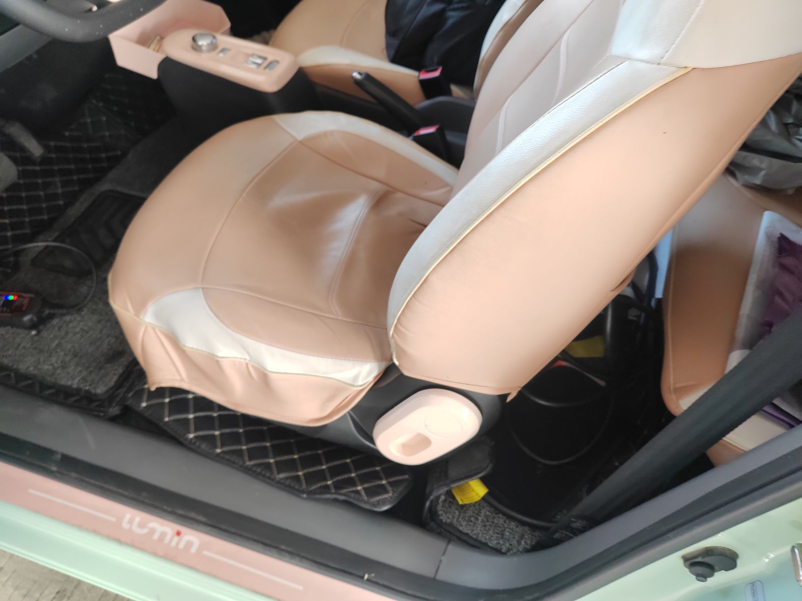 المقاعد الأمامية داخل السيارة