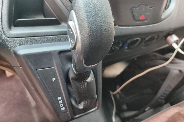 Used Ford Transit 2022 2.0T Gasoline Multi-Purpose Commercial Vehicle Mid-Drive Low-Roof Design with Dual Rear Doors Meeting China VI Emission Standards
