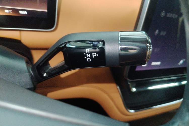 Used Geely Galaxy LEVC L380 2024 140-Degree 6-Seater All-Wheel-Drive Ultra Gear Lever
