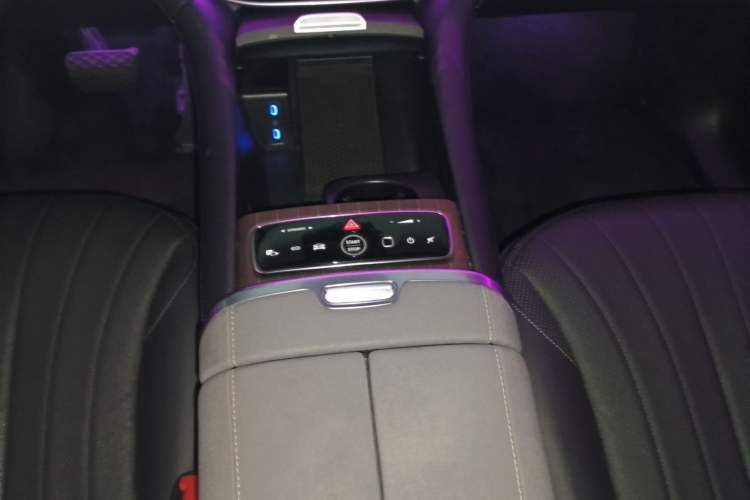 Used Mercedes-Benz EQS SUV 2023 450 4MATIC Pioneer Edition Gear Lever