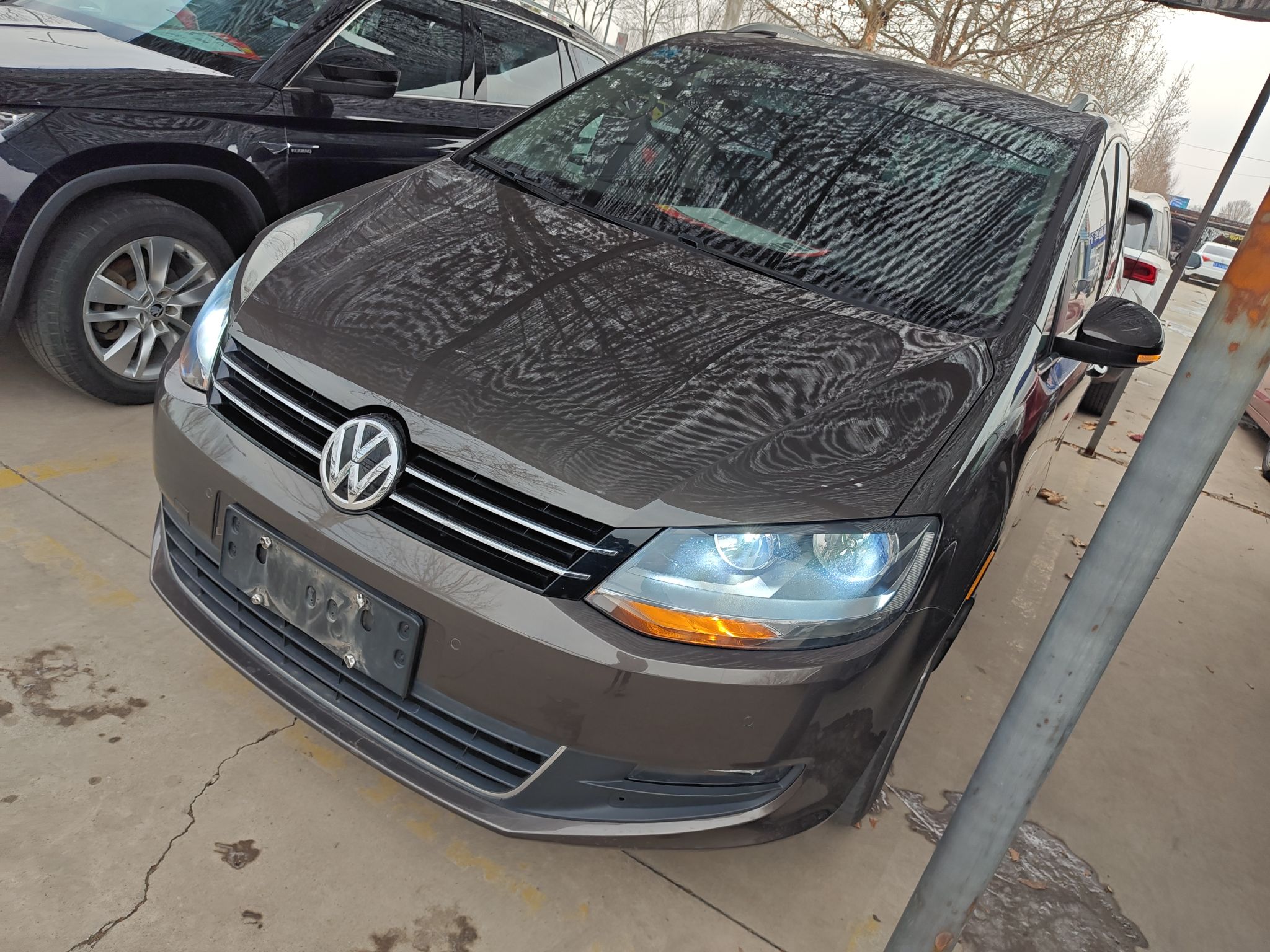 Под передней частью автомобиля