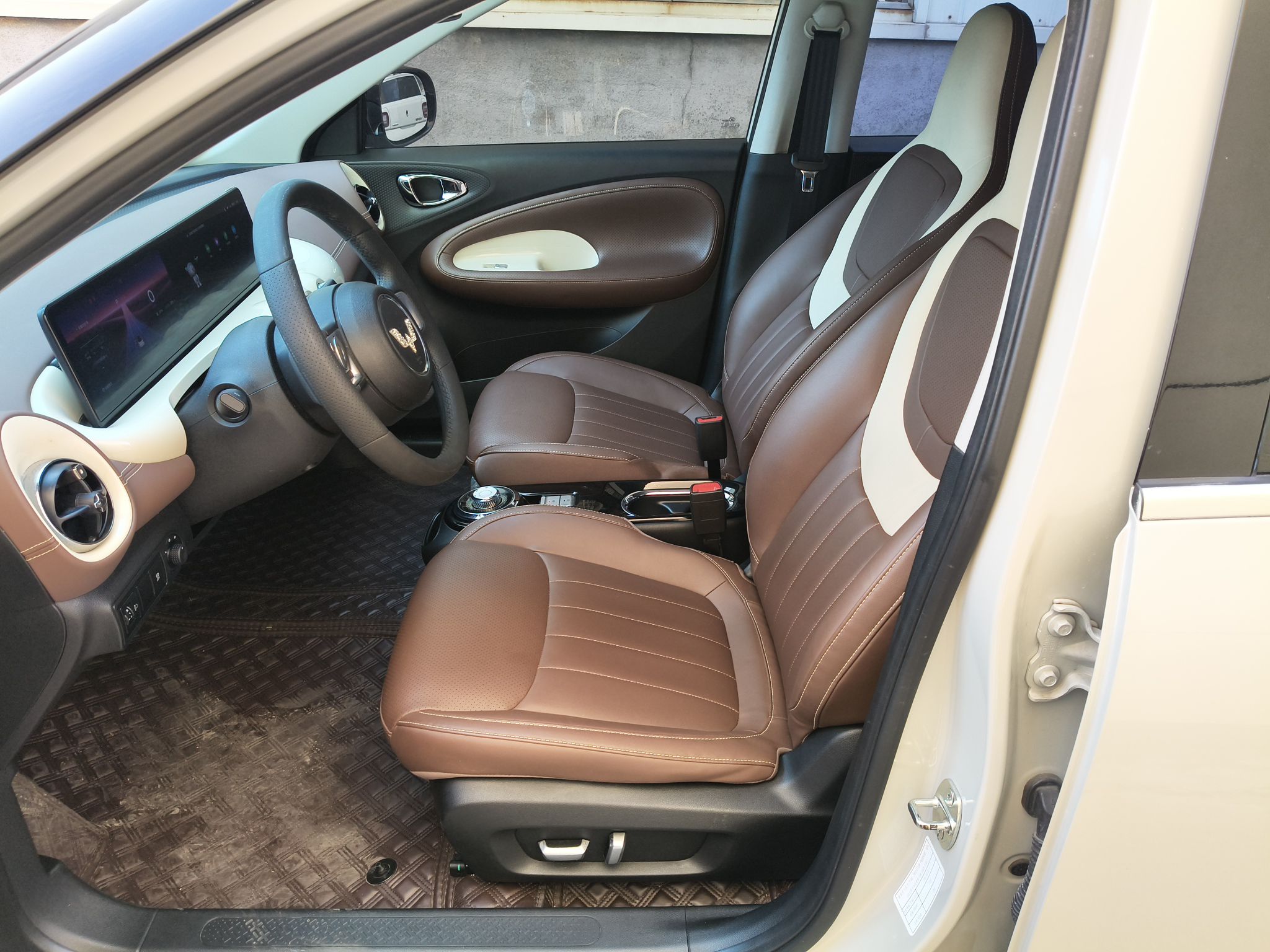 Переднее сиденье в автомобиле