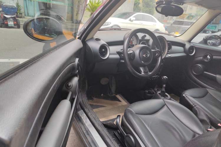 Used MINI 2011 1.6L ONE
