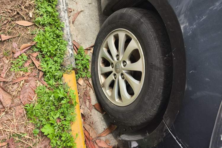 Used Kia K3 2013 1.6L Manual GL Right Front Wheel Hub