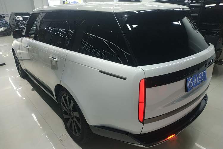 Used Land Rover Range Rover 2023 3.0 L6 400 PS Prestige Seven-Seater Extended Version
