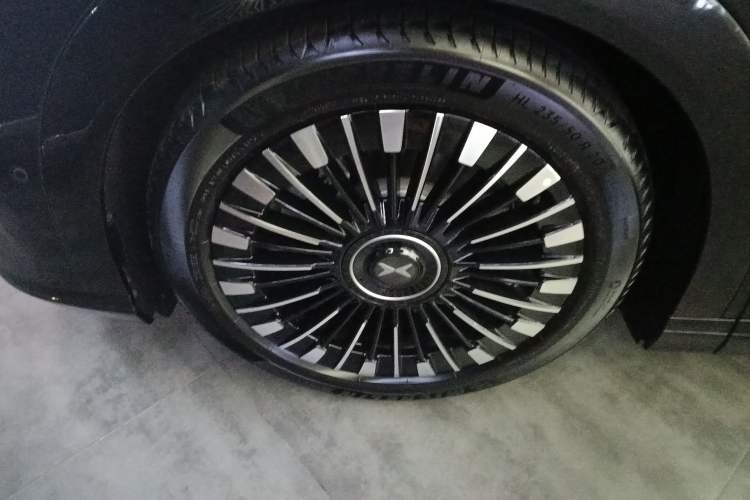 Used XPeng X9 2024 702 Ultra-Long Range Max Left Front Wheel Hub