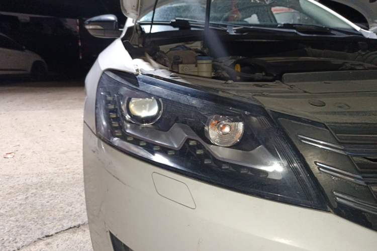 Used Volkswagen Passat 2014 1.8TSI DSG 30th Anniversary Edition Right Front Headlight