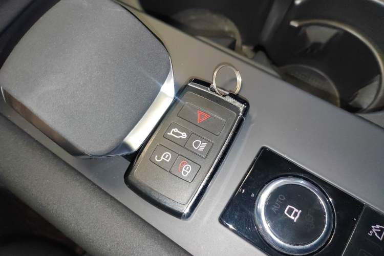 Used Land Rover Discovery 2023 Revised Version 360 PS R-Dynamic S