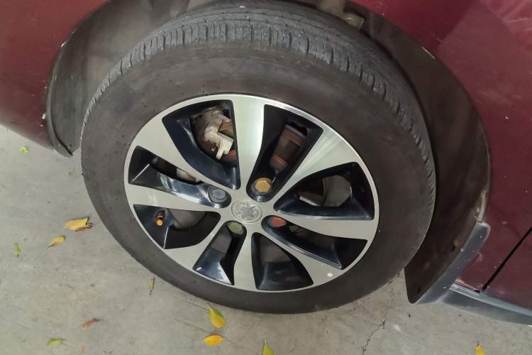 Used Venucia M50V 2017 1.6L XL CVT Luxury Edition Left Front Wheel Hub