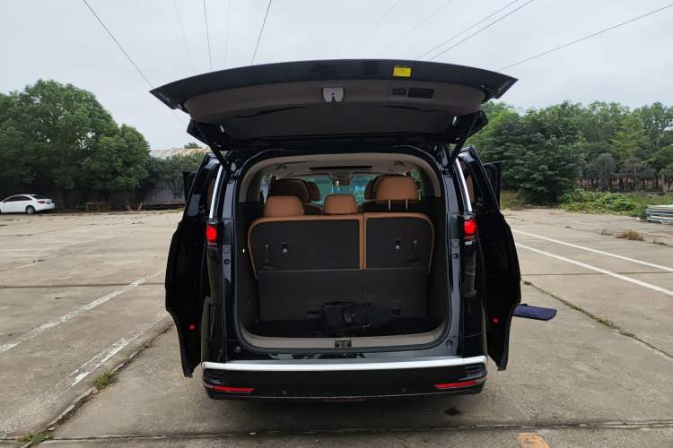 Used Denza D9 2022 DM-i 1040 Prestige Model Trunk