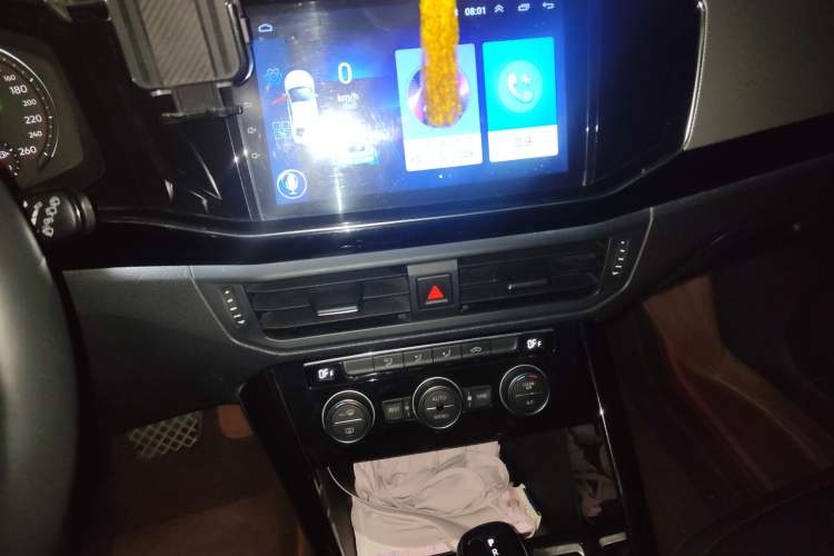 Used Volkswagen Tayron 2019 330TSI Two-Wheel-Drive Luxury Version China V Emission Standard Audio And AC Panel