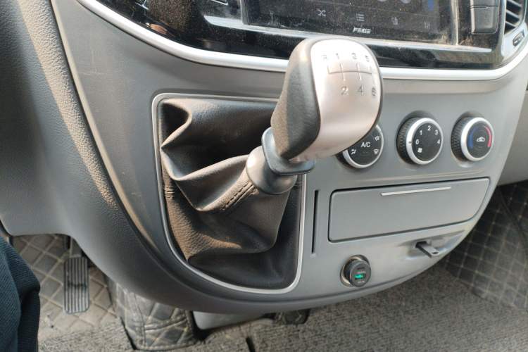 Used SAIC MAXUS Xintu V80 2021 2.0T Manual Classic Aoyuntong Short Wheelbase Mid-Roof 5/6-Seater