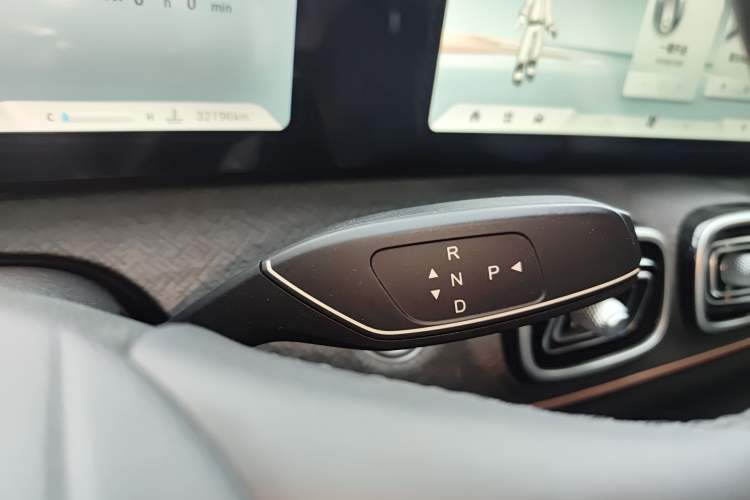 Used Chery Tiggo 9 2023 Updated Version 2.0T Dual-Clutch Two-Wheel Drive Leading Edition 5 Seats Gear Lever