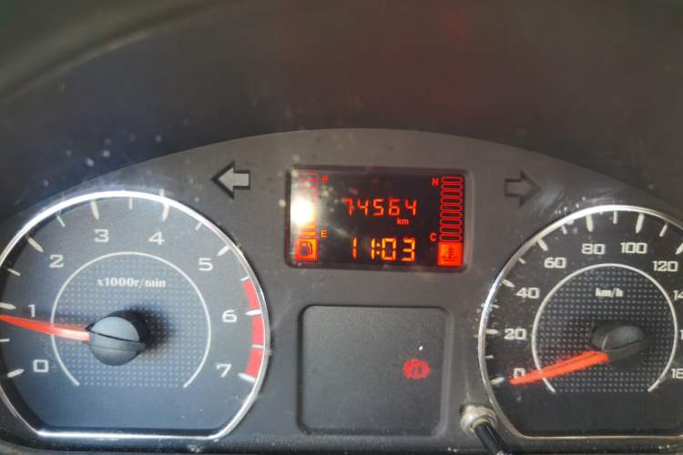 Used Wuling Rongguang V 2015 1.5L Practical Version Odometer Close Up