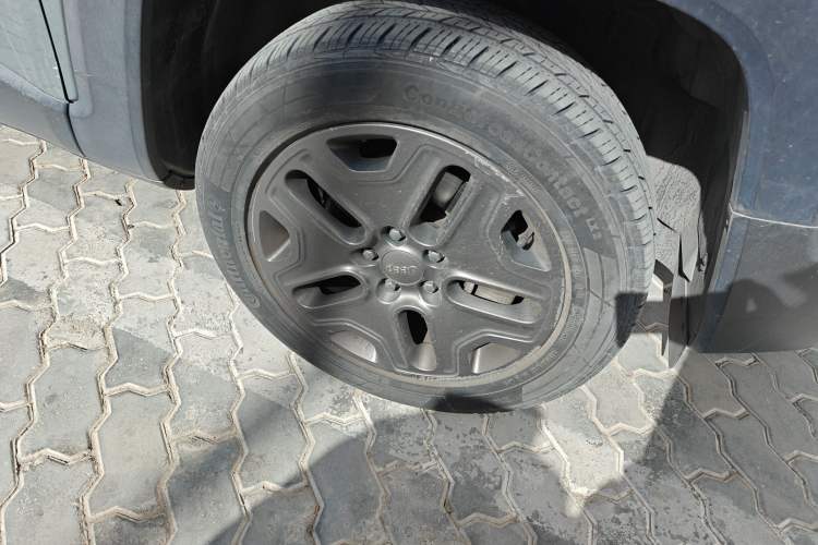 Used Jeep Renegade 2016 2.0L Automatic Four-Wheel Drive 75th Anniversary Tribute Edition Right Front Wheel Hub