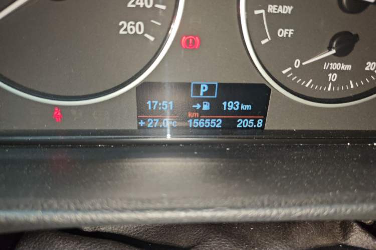 Used BMW 3 Series 2014 320Li Fashion Model Odometer Close Up