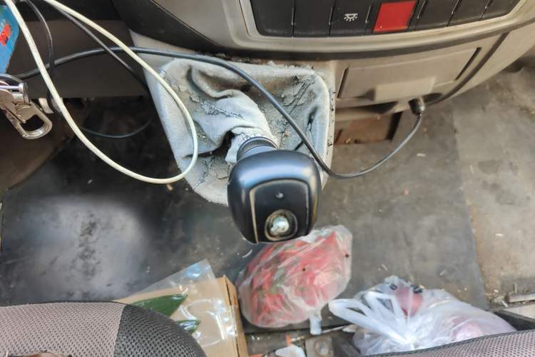 Used Dongfeng Yufeng 2018 2.3TA100 Standard Edition Logistics Vehicle Short Wheelbase Mid-Roof Design 5-9 Seater Powered by WP2.3
