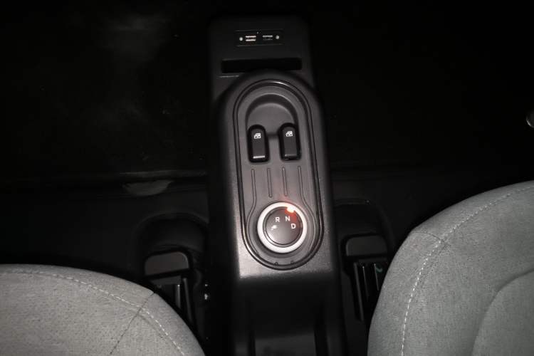 Used Wuling Hongguang MINIEV 2021 Macaron Fashion Model Lithium Iron Phosphate Gear Lever