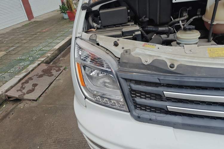 Used SAIC MAXUS Xintu V80 2023 2.0T Manual Classic Aoyuntong Short Wheelbase Mid-Roof 5/6-Seater
